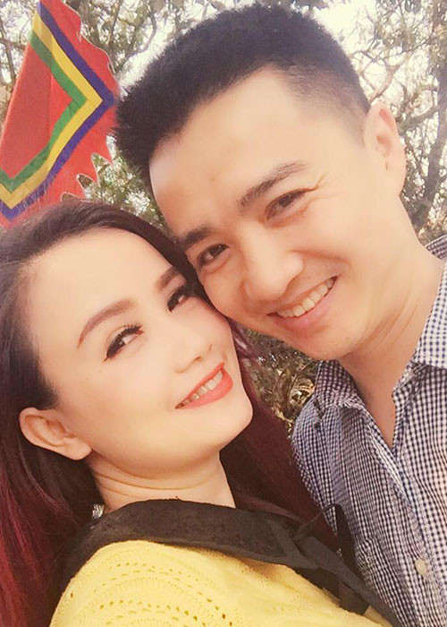 Trước khi chia tay, Hoàng Yến và người chồng thứ 4 không ít lần khoe tình cảm mặn nồng. Hậu ly hôn, nữ diễn viên bị chồng cũ tố ngoại tình với trai trẻ và ngăn cản anh gặp con gái. Tuy nhiên, Hoàng Yến phủ nhận lời tố này.