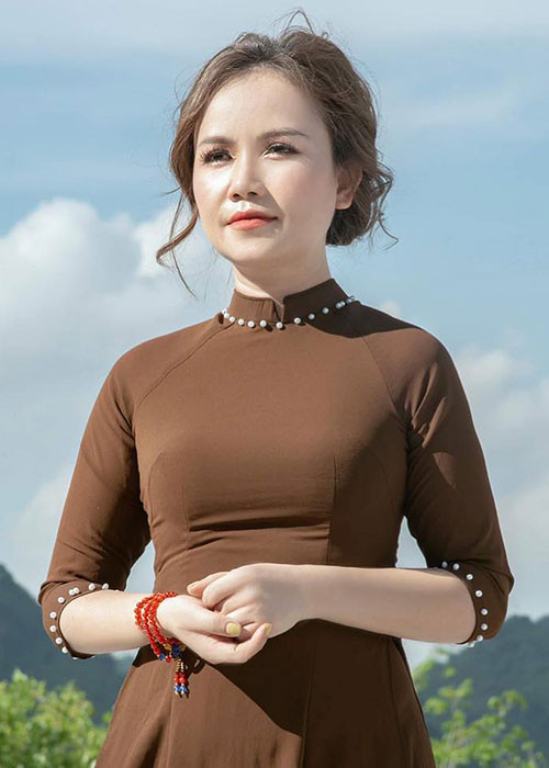 Hoàng Yến từng chia sẻ mối quan hệ tốt đẹp với người mẹ chồng đầu tiên. “Năm đầu tiên đi lấy chồng, đến Tết tôi đã có 1 em bé. Suốt dịp Tết đó, tôi chỉ cần chăm con, mọi việc khác trong gia đình mẹ chồng đều làm giúp tôi. Bà rất tâm lý chứ không để tôi phải đối diện với áp lực của 1 nàng dâu mới về nhà chồng”, cô nói trên Thế giới trẻ.