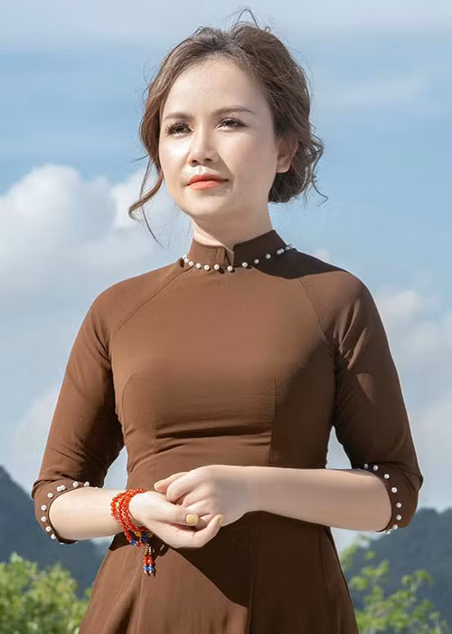 Hoàng Yến từng chia sẻ mối quan hệ tốt đẹp với người mẹ chồng đầu tiên. “Năm đầu tiên đi lấy chồng, đến Tết tôi đã có 1 em bé. Suốt dịp Tết đó, tôi chỉ cần chăm con, mọi việc khác trong gia đình mẹ chồng đều làm giúp tôi. Bà rất tâm lý chứ không để tôi phải đối diện với áp lực của 1 nàng dâu mới về nhà chồng”, cô nói trên Thế giới trẻ.