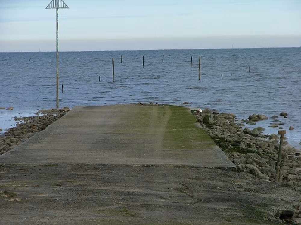 Rất nhiều người đã mất mạng khi đi trên Broomway. Theo BBC, con đường được cho là đã giết hơn 100 người trong nhiều thế kỷ và dường như có cả những nạn nhân không được ghi lại. Trong số những người đã chết khi đi bộ trên Doomway, 66 người được chôn cất trong nhà thờ Little Foulness. Những người khác không bao giờ được tìm thấy. Ảnh: Peter Shaw.