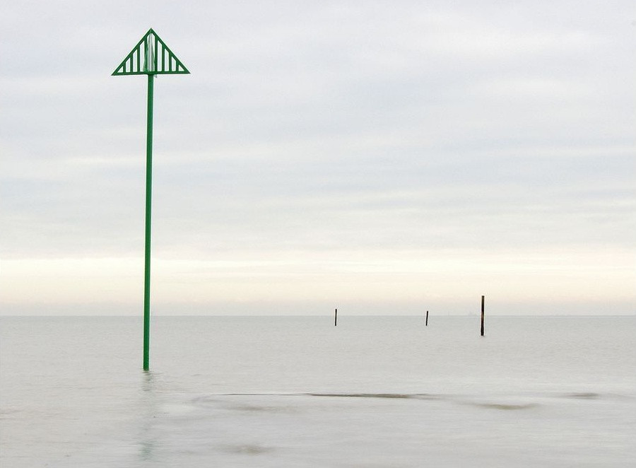 Với thời tiết tốt, tuyến đường là điểm đi bộ và ngắm cảnh biển lý tưởng. Tuy nhiên, Broomway biến thành con đường nguy hiểm khi thủy triều lên. Chỉ trong vài phút, nước dâng cao từ chân đến hông và ngực người. Đường Broomway nhanh chóng biến mất. Tốc độ nước nhấn chìm con đường khiến cả những người chạy nhanh cũng khó có thể thoát khỏi tình huống nguy hiểm. Ảnh: Cestovanie SME.