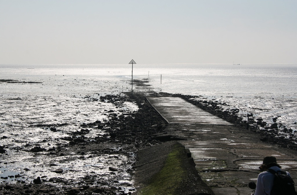 Trong một khoảng thời gian dài, cách để đến đảo Foulness là đi phà hoặc đi bộ dọc theo các bãi triều của Maplin Sands khi nước rút. Đường xuyên biển này được gọi là Broomway, con đường nguy hiểm nhất ở Anh. Trong lịch sử, vào thời Edward, Broomway còn được gọi là "Doomway" (tạm dich: "con đường chết chóc"). Ảnh: Jon Combe.
