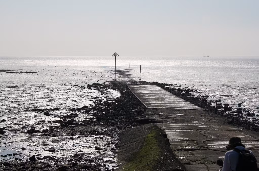 Trong một khoảng thời gian dài, cách để đến đảo Foulness là đi phà hoặc đi bộ dọc theo các bãi triều của Maplin Sands khi nước rút. Đường xuyên biển này được gọi là Broomway, con đường nguy hiểm nhất ở Anh. Trong lịch sử, vào thời Edward, Broomway còn được gọi là "Doomway" (tạm dich: "con đường chết chóc"). Ảnh: Jon Combe.