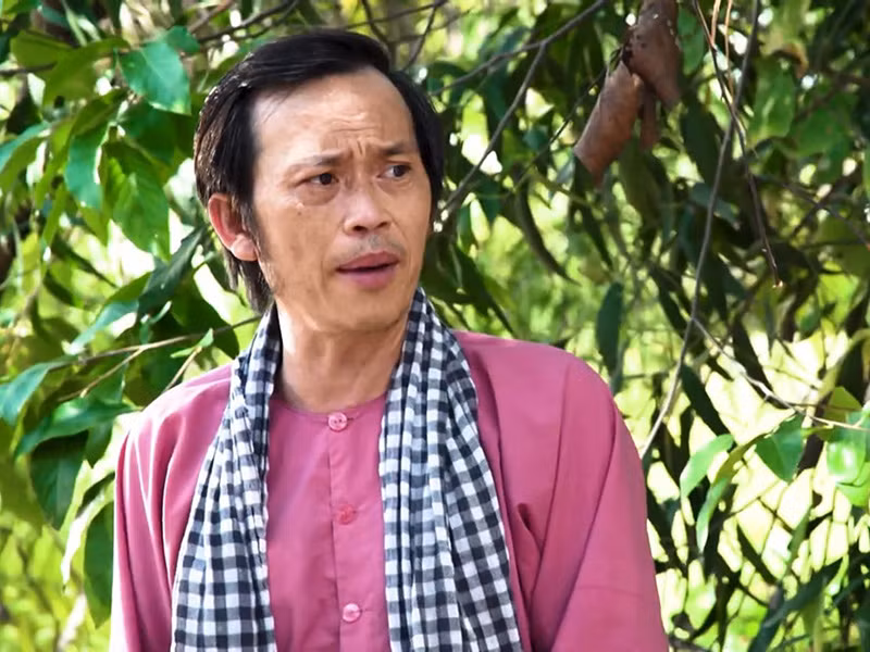 Hoài Linh tâm sự trên Người lao động về sự trở lại màn ảnh sau một thời gian vắng bóng: "Sau một năm COVID -19 với nhiều biến động, đạo diễn Xuân Phước đã nỗ lực hết mình, gấp rút thực hiện bộ phim truyền hình chiếu Tết và tôi nhận lời tham gia vì vai diễn chiếm nhiều cảm xúc của tôi khi đề cập vấn đề môn đăng hộ đối trong cưới hỏi, một hủ tục đến hôm nay vẫn tồn tại".Ảnh: Vietnamnet