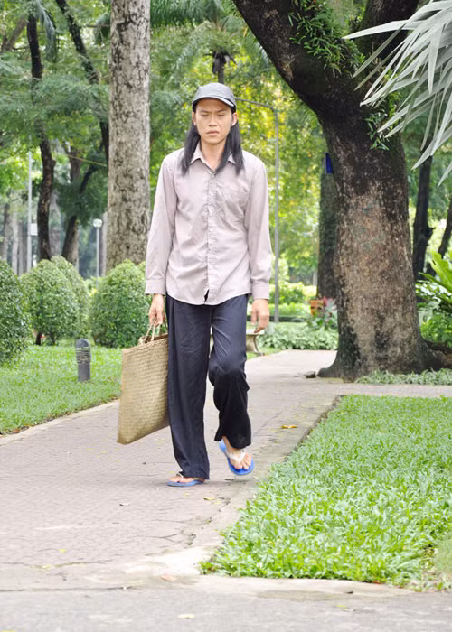 Cát sê đóng phim Tết của Hoài Linh không được người trong cuộc tiết lộ. Tuy nhiên, nhiều khán giả cho rằng anh chắc chắn kiếm bộn tiền mùa phim Tết, cát-sê có thể lên đến hàng tỷ đồng cho một vai diễn. Ảnh: Bưu điện Việt Nam