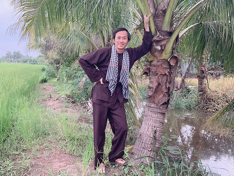 Không đóng phim, tham gia gameshow nhưng Hoài Linh vẫn đi diễn tỉnh. “Mỗi tuần, tôi vẫn nhận từ 1 đến 2 show ở các tỉnh. Nói chung, tôi không bao giờ bỏ sân khấu, trừ khi có ai quánh tôi chết thì thôi, chớ sân khấu là đam mê, làm sao mà bỏ được”, Hoài Linh cho hay.