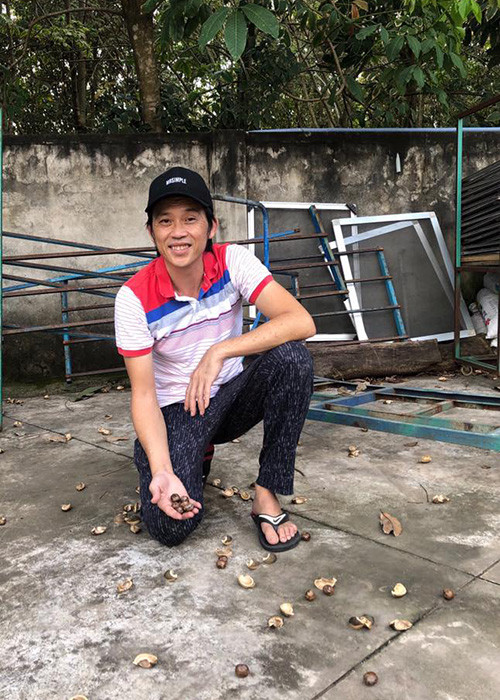 Từ năm 2019, Hoài Linh vắng bóng phim ảnh lẫn gameshow để có thời gian nghỉ ngơi nhiều hơn. Trước đó, anh gần như vắt kiệt sức làm việc để có tiền xây dựng nhà thờ Tổ nghiệp. Khi tâm nguyện hoàn thành, Hoài Linh thoát khỏi guồng quay công việc.