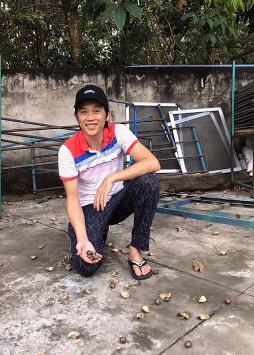 Từ năm 2019, Hoài Linh vắng bóng phim ảnh lẫn gameshow để có thời gian nghỉ ngơi nhiều hơn. Trước đó, anh gần như vắt kiệt sức làm việc để có tiền xây dựng nhà thờ Tổ nghiệp. Khi tâm nguyện hoàn thành, Hoài Linh thoát khỏi guồng quay công việc.