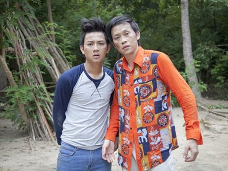 Đạo diễn Xuân Phước mới đây tiết lộ cát-sê của Hoài Linh. “Một vai diễn phim điện ảnh tôi từng thấy Linh ký trước mặt tôi 1-2 tỷ đồng là bình thường”, nam đạo diễn chia sẻ trên Người đưa tin. Ảnh: Vietq