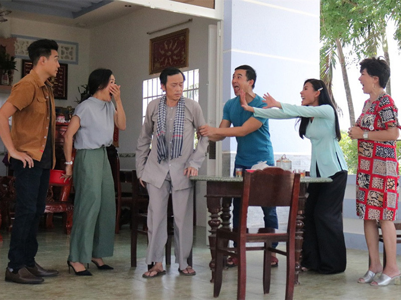 Dịp Tết 2021, danh hài Hoài Linh đóng phim truyền hình "Sui gia khắc khẩu". Vai diễn của anh là ông "Sáu Bảnh". Nội dung phim mới của Hoài Linh sẽ xoay quanh: Sáu Bảnh, Năm Tỏn, Bảy Tòng và Tám Điệu. 4 người từng là bạn thân, hiện là sui gia và hàng xóm của nhau. Ảnh: Vietnamnet