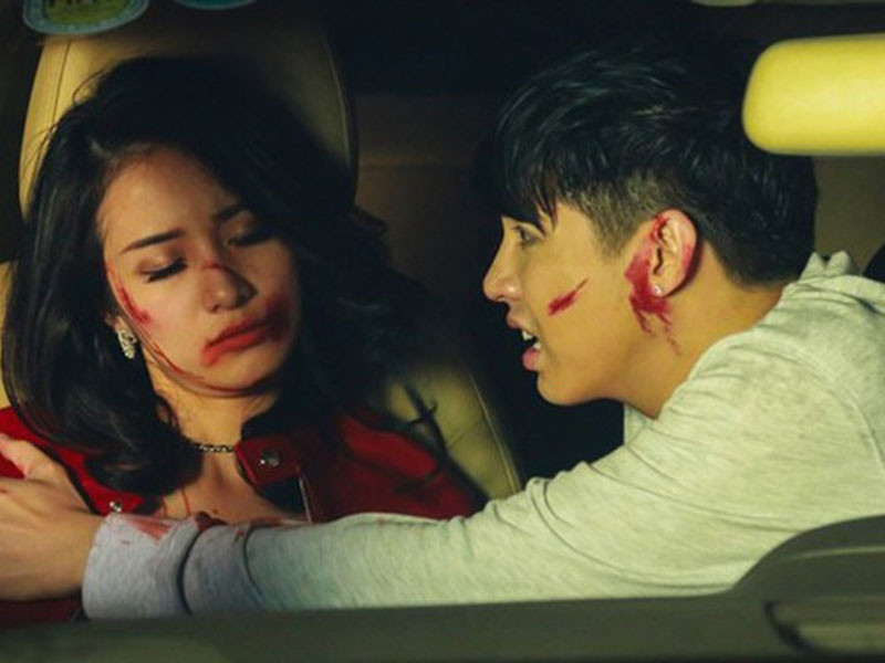 Trước MV “Chúng ta của hiện tại” của Sơn Tùng M-TP, MV “Chạm khẽ tim anh một chút thôi” cũng bị gỡ vì bản quyền. Theo đó, MV của Noo Phước Thịnh từng sử dụng trái phép một đoạn nhạc trong “The way” của nhạc sĩ người Mỹ Zack Hemsey.