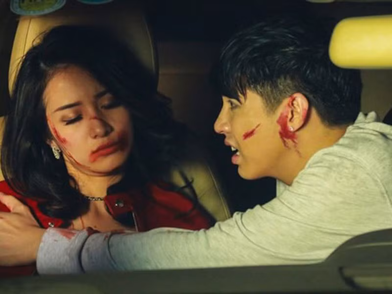 Trước MV “Chúng ta của hiện tại” của Sơn Tùng M-TP, MV “Chạm khẽ tim anh một chút thôi” cũng bị gỡ vì bản quyền. Theo đó, MV của Noo Phước Thịnh từng sử dụng trái phép một đoạn nhạc trong “The way” của nhạc sĩ người Mỹ Zack Hemsey.