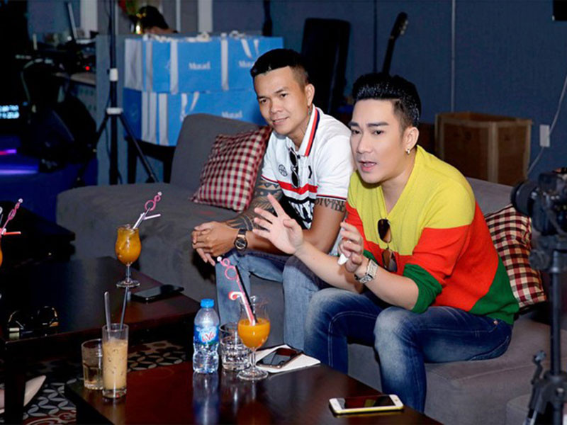 Quang Hà gọi điện cho nhạc sĩ Phúc Trường và nhận được câu trả lời rằng sự giống nhau này là vô tình. Để giải quyết ồn ào, Quang Hà gỡ MV, gửi lời xin lỗi đến khán giả. Ngoài ra, anh còn quyết định làm bản phối mới cho “Ai rồi cũng khác”. Ảnh: Tiền Phong