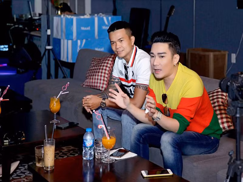 Quang Hà gọi điện cho nhạc sĩ Phúc Trường và nhận được câu trả lời rằng sự giống nhau này là vô tình. Để giải quyết ồn ào, Quang Hà gỡ MV, gửi lời xin lỗi đến khán giả. Ngoài ra, anh còn quyết định làm bản phối mới cho “Ai rồi cũng khác”. Ảnh: Tiền Phong