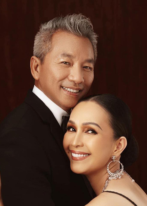 "Cách đây 2 hôm ông xã mới nói với tôi, từ ngày lấy em đã 22 năm, anh chỉ đọc đúng 3 bài báo, một bài cách đây 5 năm nói về những hình ảnh nhạy cảm của Diễm My và mới nhất là bài "Diễm My tán tỉnh Thương Tín" và chùm ảnh mặn nồng Diễm My với Thương Tín. Ông xã nói những gì anh Tín viết đúng là tính cách của tôi", Diễm My chia sẻ về ông xã trong buổi ra mắt sách của Thương Tín.