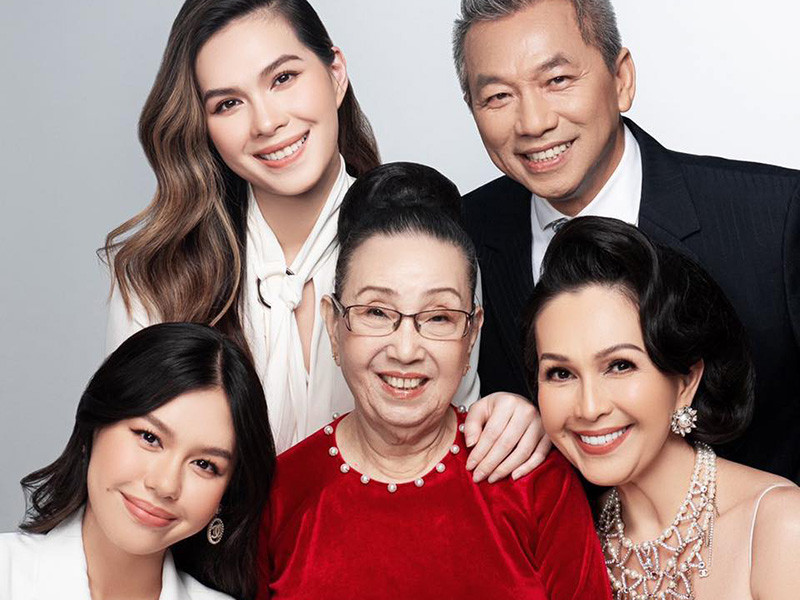 Vợ chồng Diễm Mỹ có 2 cô con gái Thùy My và Quế My. Hiện tại, Thùy My và Quế My đang du học tại Mỹ.