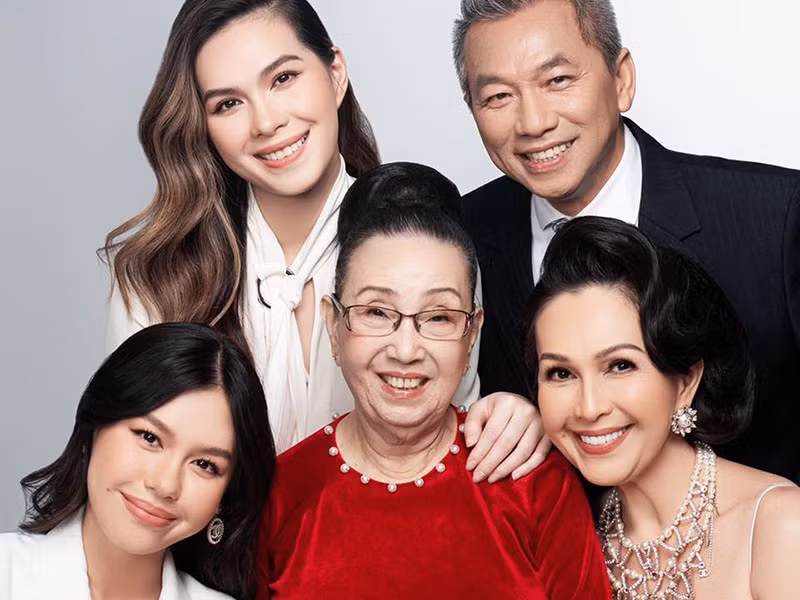 Vợ chồng Diễm Mỹ có 2 cô con gái Thùy My và Quế My. Hiện tại, Thùy My và Quế My đang du học tại Mỹ.