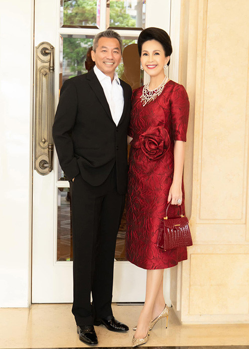 "Nữ hoàng ảnh lịch" thi thoảng tham gia sự kiện giải trí và thường được ông xã doanh nhân tháp tùng.