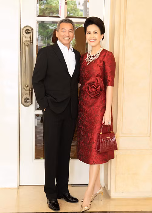 "Nữ hoàng ảnh lịch" thi thoảng tham gia sự kiện giải trí và thường được ông xã doanh nhân tháp tùng.