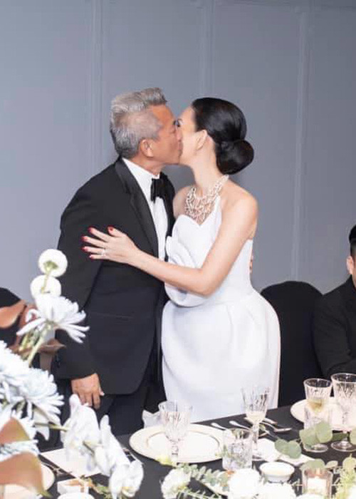 Vợ chồng Diễm My vẫn dành cho nhau cử chỉ đầy tình tứ dù có nhiều năm sống chung.