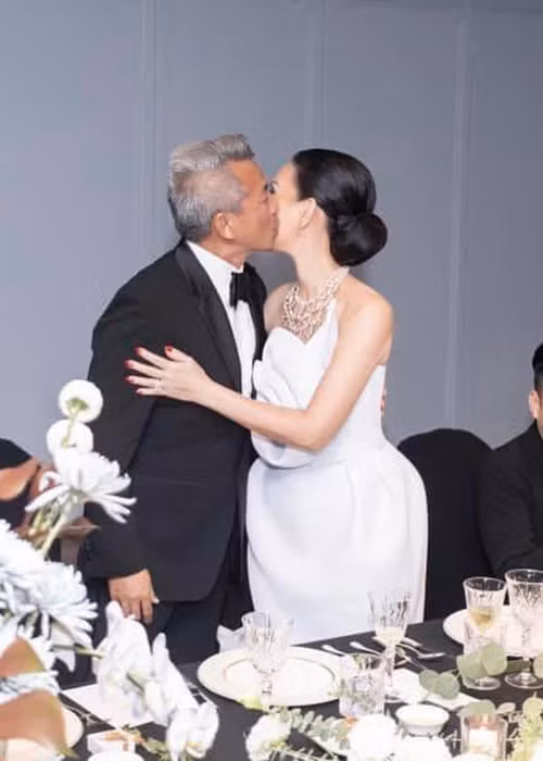 Vợ chồng Diễm My vẫn dành cho nhau cử chỉ đầy tình tứ dù có nhiều năm sống chung.