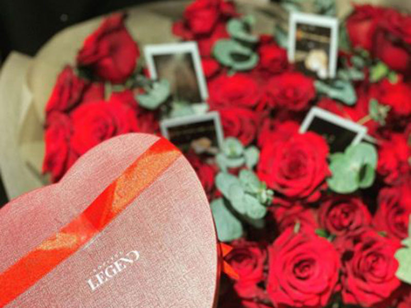 Tình trẻ kém 12 tuổi của Lệ Quyên khoe bó hoa hồng và món quà dành tặng nửa kia.