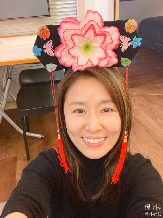 Mới đây, Lâm Tâm Như thu hút sự chú ý khi đăng tải bức ảnh đội mũ cách cách lên mạng xã hội. Hình ảnh này khiến nhiều khán giả nhớ tới tạo hình của nữ diễn viên vai Hạ Tử Vy trong bộ phim Hoàn châu cách cách đình đám năm nào. Nhiều khán giả thậm chí còn bình luận dưới bài đăng của cô: "Cách cách cát tường", đồng thời bày tỏ ghen tỵ trước ngoại hình vẫn trẻ đẹp của Lâm Tâm Như ở tuổi 45.