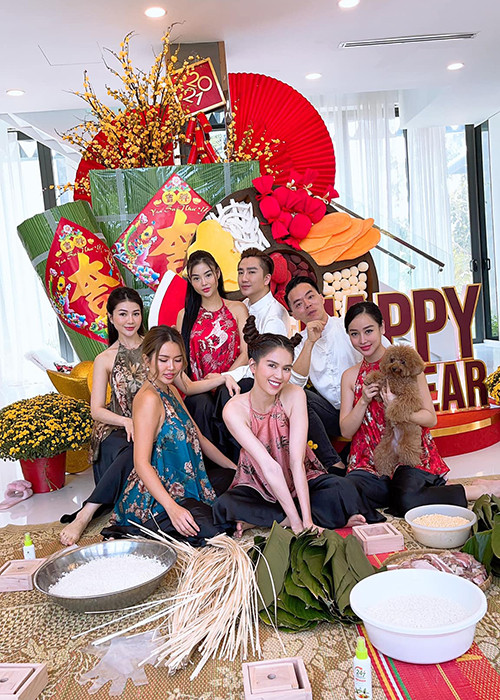 Ngọc Trinh lại rủ hội bạn bè qua biệt thự 40 tỷ gói bánh.