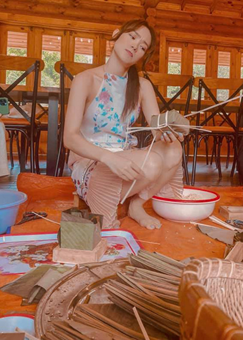 Minh Hằng đưa người thân về khu vườn sinh thái ở Đồng Nai để gói bánh chưng.