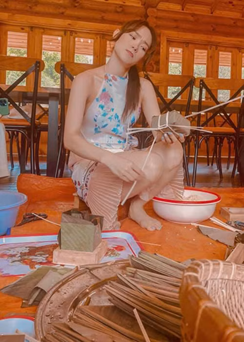 Minh Hằng đưa người thân về khu vườn sinh thái ở Đồng Nai để gói bánh chưng.