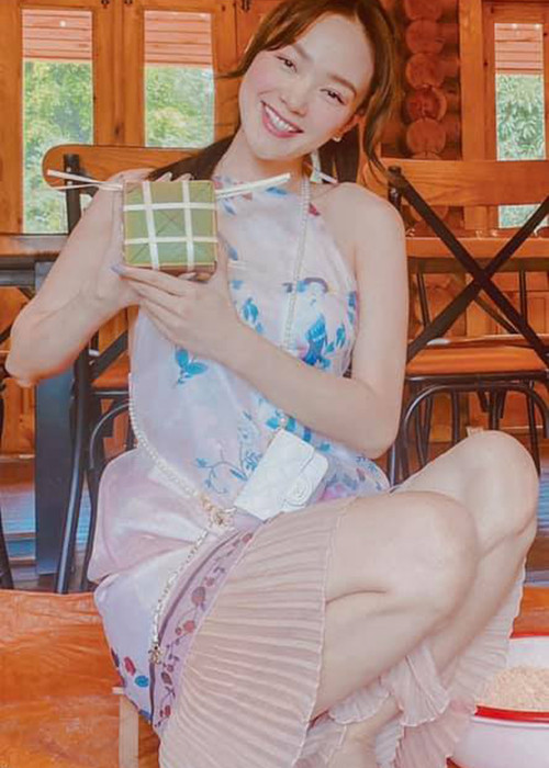 Nữ ca sĩ khoe chiếc bánh chưng xanh tự làm.