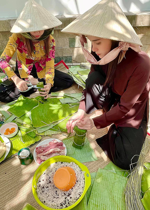 Nữ ca sĩ diện áo bà ba gói bánh.