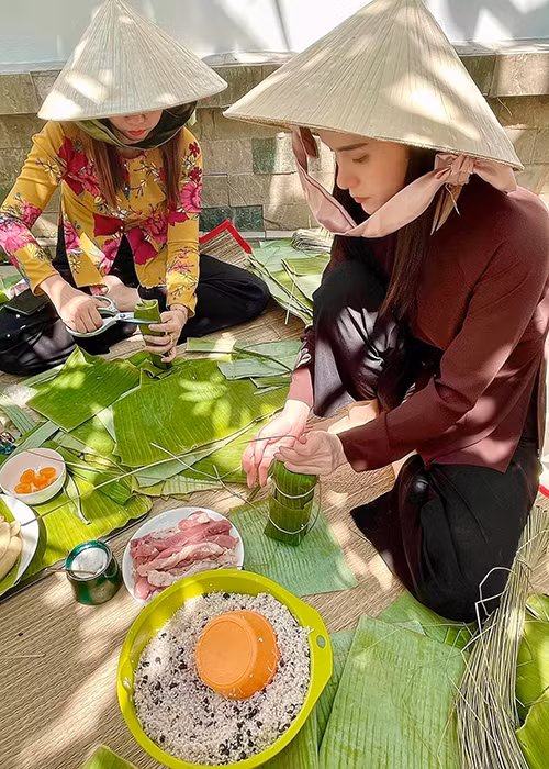 Nữ ca sĩ diện áo bà ba gói bánh.