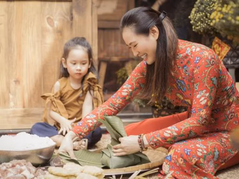 Người đẹp cho biết, cô thích cảnh mọi người cùng quây quần gói bánh, chuẩn bị mâm cỗ.