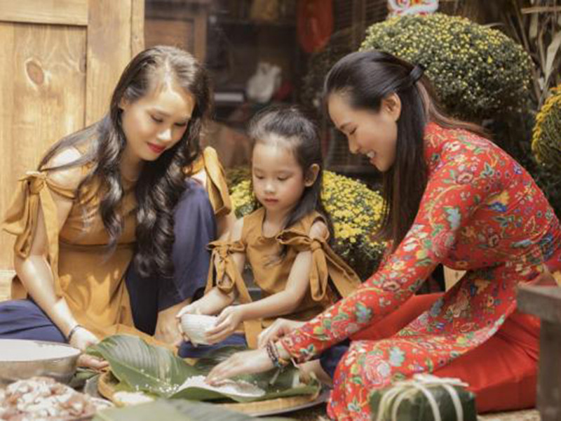 “Cứ mỗi dịp Tết về, Phương lại được ngồi gói bánh chưng cùng Mẹ, vừa để biếu tặng người thân bạn bè, vừa để chia sẻ bớt một phần công việc trong công đoạn chuẩn bị Tết đối với những thực khách yêu thích hương vị Hà Nội truyền thống nhưng bận rộn không có thời gian. Với Phương thì đây không chỉ là một món ngon, mà còn là tinh hoa, niềm tự hào khi nói về Tết Việt", cô tâm sự trên Công lý &amp; xã hội.