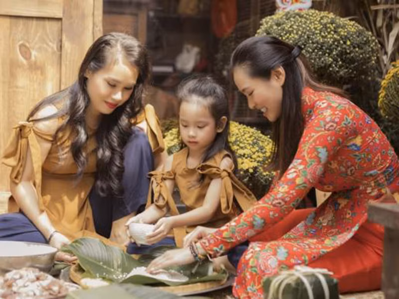 “Cứ mỗi dịp Tết về, Phương lại được ngồi gói bánh chưng cùng Mẹ, vừa để biếu tặng người thân bạn bè, vừa để chia sẻ bớt một phần công việc trong công đoạn chuẩn bị Tết đối với những thực khách yêu thích hương vị Hà Nội truyền thống nhưng bận rộn không có thời gian. Với Phương thì đây không chỉ là một món ngon, mà còn là tinh hoa, niềm tự hào khi nói về Tết Việt", cô tâm sự trên Công lý &amp; xã hội.