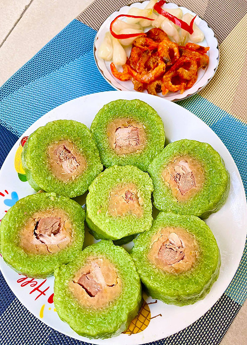 Đoàn Di Băng khoe thành quả làm bánh.