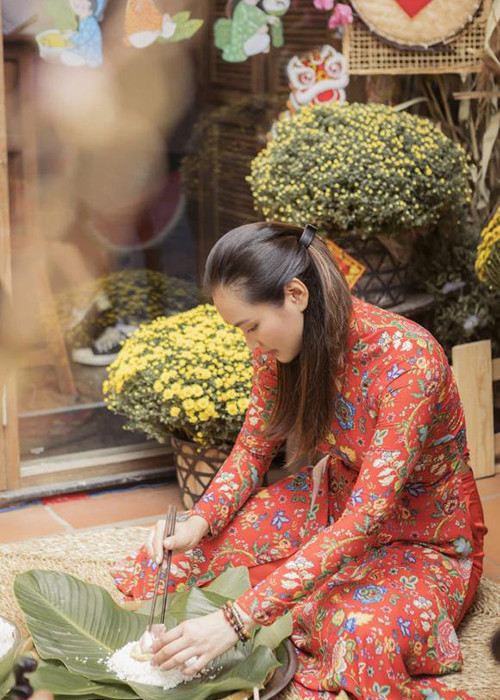 Người mẫu Vương Thu Phương mặc áo dài gói bánh chưng.