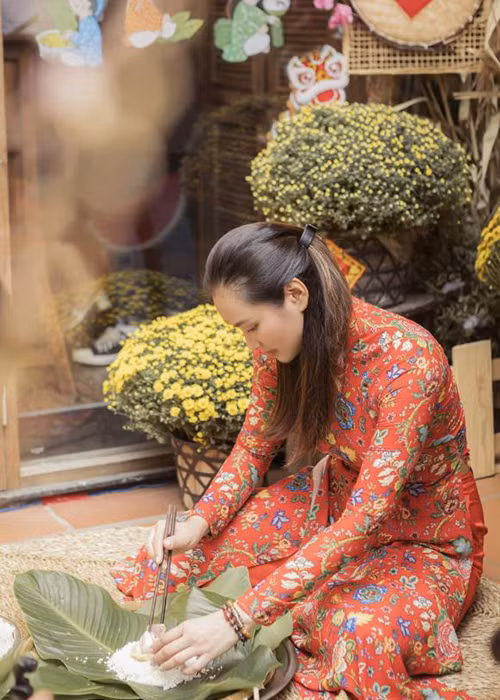Người mẫu Vương Thu Phương mặc áo dài gói bánh chưng.