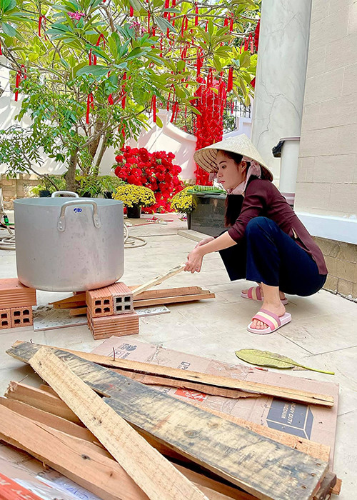 Nữ ca sĩ tự tay thực hiện mọi công đoạn để có nồi bánh tét đón Tết.