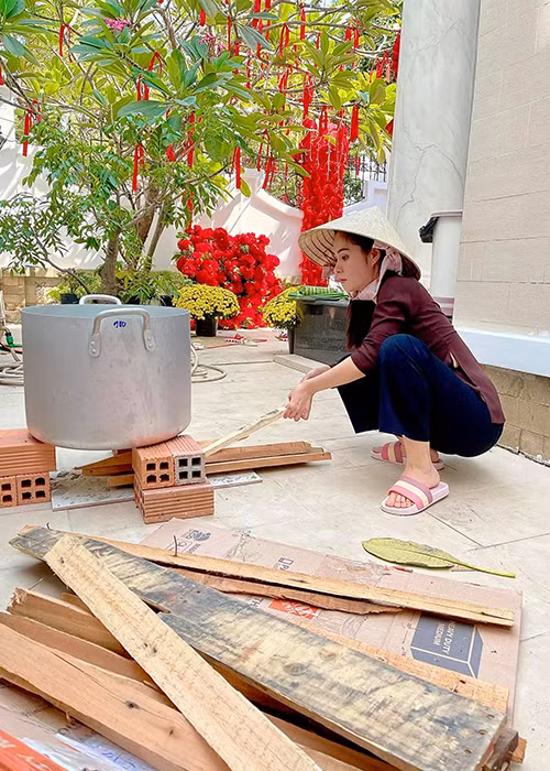 Nữ ca sĩ tự tay thực hiện mọi công đoạn để có nồi bánh tét đón Tết.