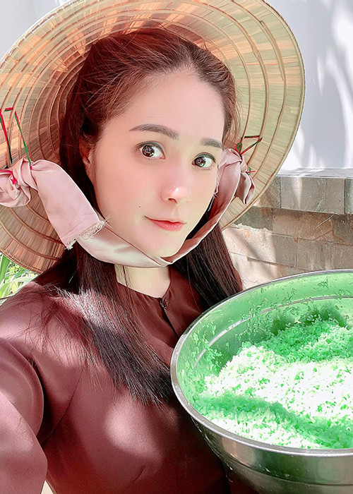 Ca sĩ Đoàn Di Băng chuẩn bị mọi nguyên liệu để gói bánh tét tại căn biệt thự 22 tỷ đồng.