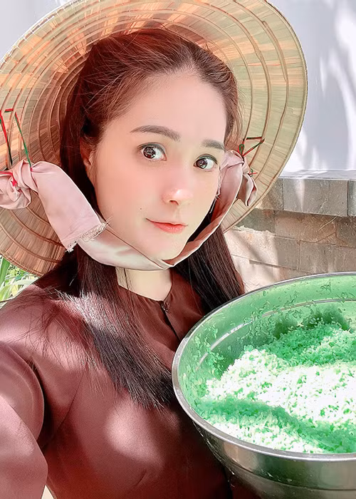 Ca sĩ Đoàn Di Băng chuẩn bị mọi nguyên liệu để gói bánh tét tại căn biệt thự 22 tỷ đồng.