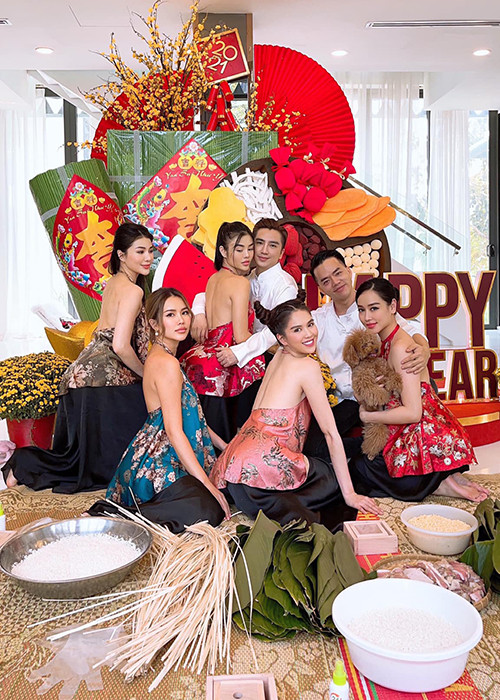 Hội bạn của "nữ hoàng nội y" mặc áo yếm gói bánh.