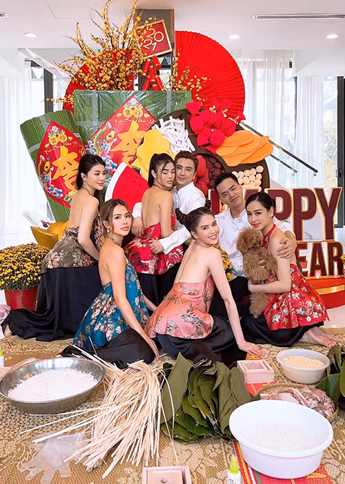 Hội bạn của "nữ hoàng nội y" mặc áo yếm gói bánh.