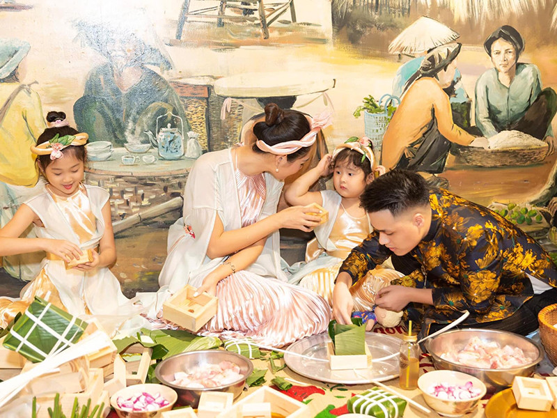 Con gái đầu lòng của Hương Giang tỏ ra thích thú với công đoạn làm bánh chưng xanh.