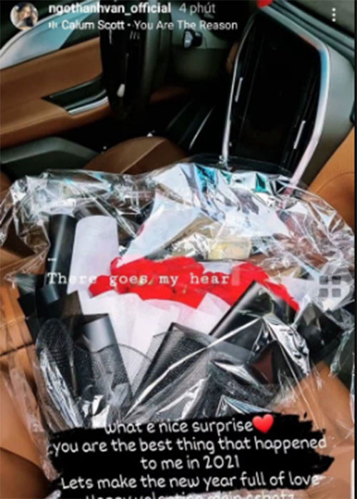 Dịp Lễ Tình nhân, Ngô Thanh Vân khoe quà của người bí ẩn.