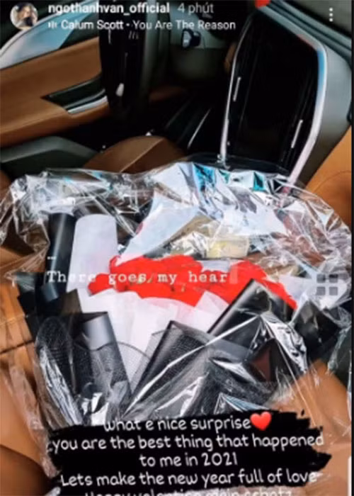 Dịp Lễ Tình nhân, Ngô Thanh Vân khoe quà của người bí ẩn.