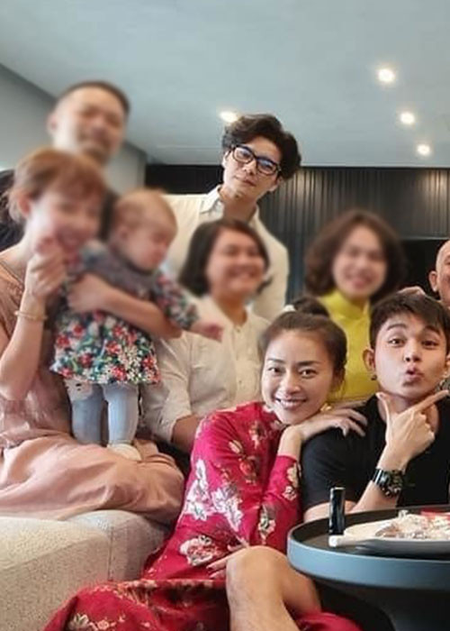 Huy Trần xuống bếp nấu ăn cho bạn bè của Ngô Thanh Vân khi đến nhà của nàng đả nữ vào mùng 2 Tết.