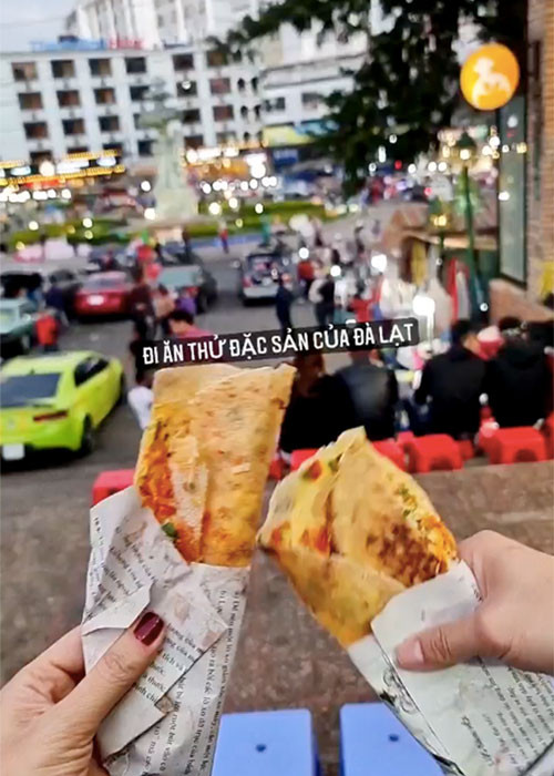 Ngô Thanh Vân và Huy Trần còn khoe thưởng thức các đặc sản của Đà Lạt.